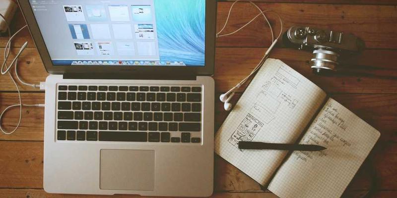 工作人员审核文件